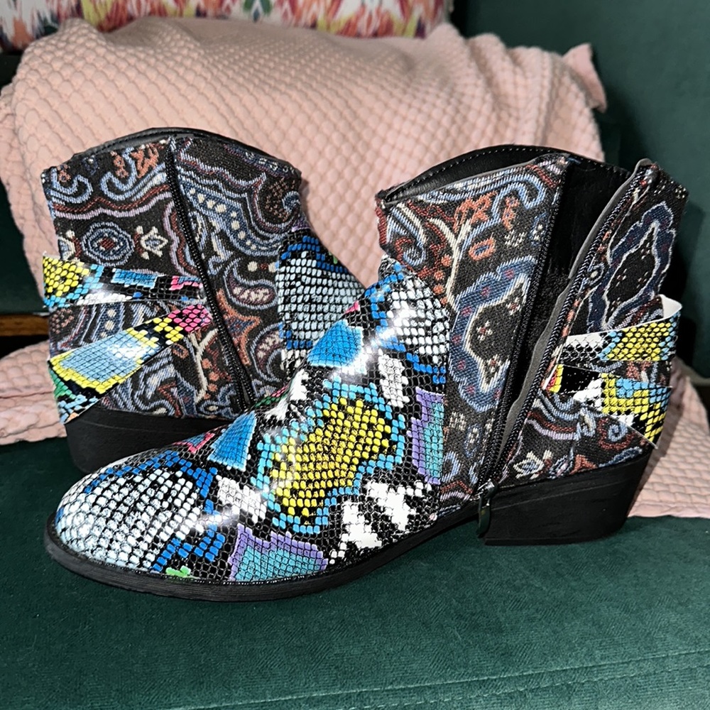 Brand new ! Snake embossed ankle boots - Picture 2 of 5